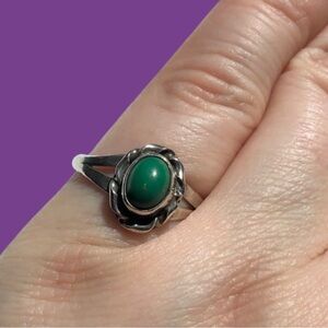 Vtg Southwestern style silver metal green stone (malachite?) ring